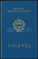 1968 A Magyar Népköztársaság által kiállított fényképes útlevél, 60 napos egyszeri kiutazási engedél...