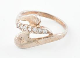 Ezüst(Ag) köves gyűrű, jelzett, méret: 51, bruttó: 1,5 g