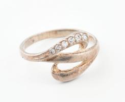 Ezüst(Ag) köves gyűrű, jelzett, méret: 51, bruttó: 1,4 g