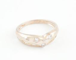 Ezüst(Ag) köves gyűrű, jelzett, méret: 53, bruttó: 2 g