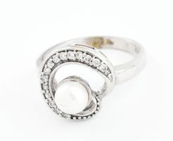Ezüst(Ag) gyöngyös gyűrű, jelzett, méret: 56, bruttó: 4,3 g