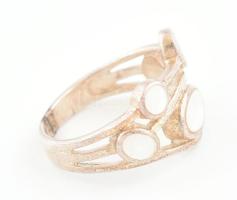 Ezüst(Ag) gyöngyházberakásos gyűrű, jelzett, méret: 58, bruttó: 5,8 g