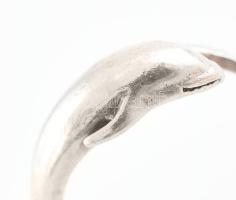 Ezüst(Ag) delfines gyűrű, jelzett, méret: 51, nettó: 2,2 g