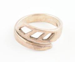 Ezüst(Ag) gyűrű, jelzett, méret: 53, nettó: 4,1 g