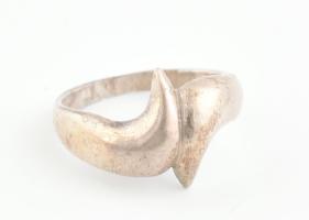 Ezüst(Ag) gyűrű, jelzés nélkül, deformációval, méret: 58, nettó: 4,7 g