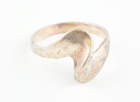 Ezüst(Ag) gyűrű, jelzett, méret: 52, nettó: 2,3 g