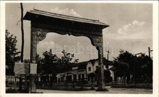 Kovászna-fürdő, Baile Covasna; Székely kapu, gyógyszertár, Bartha B. Emil és Imreh Béla üzlete / Transylvanian wood carved gate, pharmacy, shops