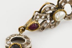 Ezüst (Ag) fülbevaló, ötvös munka, rubinnal, zafírokkal, hegyikristállyal, barokk gyönggyel ékített,...