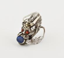 Ezüst (Ag) sárkányos gyűrű, lapis lazuli és korall ékítéssel, jelzés nélkül, méretet nem tudtam megállapítani, bruttó: 8,4 cm