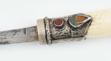 Közel-keleti tőr szaru hüvelyben, csont nyél, fém rátét zománcozva, vége kis letöréssel a szarvon, h...