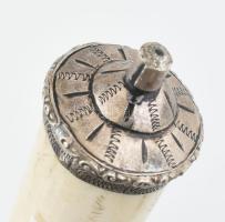 Közel-keleti tőr szaru hüvelyben, csont nyél, fém rátét zománcozva, vége kis letöréssel a szarvon, h...