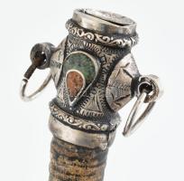 Közel-keleti tőr szaru hüvelyben, csont nyél, fém rátét zománcozva, vége kis letöréssel a szarvon, h...