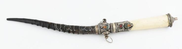 Közel-keleti tőr szaru hüvelyben, csont nyél, fém rátét zománcozva, vége kis letöréssel a szarvon, h...