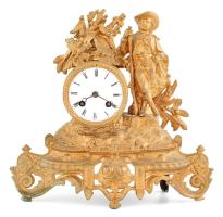 Figurális asztali óra, aranyozott spiáter test, figurális díszítéssel, szerkezet jó, lámpatest sérült, m: 30 cm