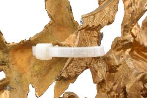 Figurális asztali óra, aranyozott spiáter test, figurális díszítéssel, szerkezet jó, lámpatest sérül...