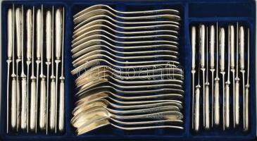 12 személyes ezüstözött évőkészlet, 1 fiókban, jelzett, szép állapotban, 1 nagy kanál pótlás. 48 dar...