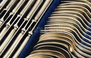 12 személyes ezüstözött évőkészlet, 1 fiókban, jelzett, szép állapotban, 1 nagy kanál pótlás. 48 dar...