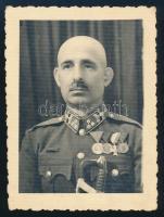 cca 1942 Katonatiszt kitüntetésekkel, karddal, 8×6 cm
