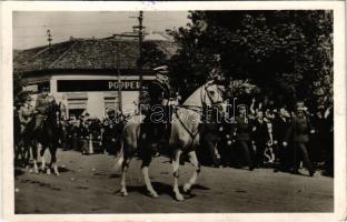 1940 Nagyvárad, Oradea; bevonulás, Horthy fehér lovon, Popper üzlete / entry of the Hungarian troops, Horthy on white horse, shop + M. kir. 222/4. tábori zsidó munkásszázad parancsnokság