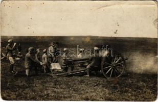 Osztrák-magyar katonák ágyútüzelés közben / K.u.k. military training, cannon firing. photo (gyűrődések / creases)