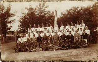 Leventék csoportképe zászlóval / Hungarian Paramilitary Youth Organization, group photo with flag (r)