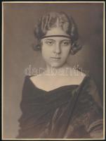 cca 1930 Fiatal hölgy fejpánttal, fotó, 23,5×17,5 cm