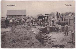 1918 Mádéfalva, Csíkmádéfalva, Siculeni; Téglagyár, munkások / brickyard, brick factory, workers (fl)