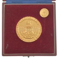 1967. Kisújszállás város 250. évfordulójára 1717-1967 egyoldalas, aranyozott bronz emlékérem miniatűrrel, dísztokban (50mm) T:1- fülnyom