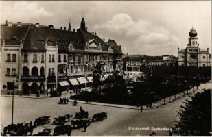 Kecskemét, Szabadság tér, Szél Nándor, Kellermann Bernát, Tóth István üzlete, Népbank, lovas hintók, kerékpárosok, zsinagóga. Szél Nándor saját kiadása