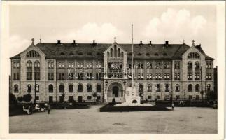 Pécs, Szt. Mór kollégium, országzászló Hazádnak rendületlenül felirattal