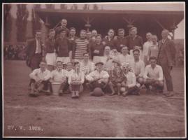 1928.V.27. Labdarúgó-csapat csoportképe, feltehetőleg az UD Resita, az erdélyi Resicabánya gyárának futballcsapata (1926-ban alapították, 1931-ben és 32-ben arany- ill. ezüstérmet szerzett a román bajnokságban; CSM Restica néven ma is működik). Vintage fotó, jó állapotban, 16x11,5 cm / Football team's group photo, presumably UD Resita, team of the factory of Resita, Transylvania (founded in 1926, won gold and silver medals in the Romanian national league in 1931 and 32; still exists today under the name CSM Restica). Vintage photo, in good condition