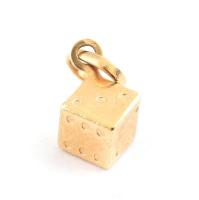 Arany (Au) 14K dobókocka függő, jelzett, 1,5×0,7 cm, nettó: 0,9 g