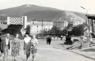 Resicabánya (Erdély) átalakítása a szocializmus alatt (régi épületek lerombolása, új lakóházak, gyár...