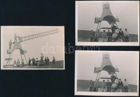 cca 1920-1940 Resicabánya (Erdély), a resicai fémművekben gyártott kereszt felállítása, 10 db fotó, ...