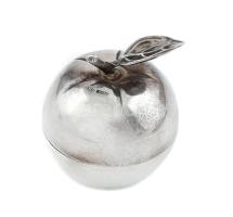 Ezüst (Ag) alma formájú dobozka, jelzett, monogrammal, d: 4,4 cm, nettó: 33,4 g