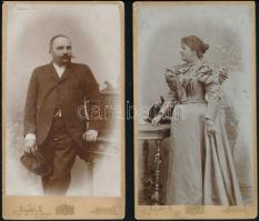 cca 1900 Elegáns hölgy és úr egészalakos portréja, 2 db keményhátú kabinetfotó, Kalmár és társa (Nagy M. utóda) szegedi műterméből, 21x11,5 cm