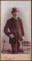 1900 Elegáns fiatalember sétapálcával, kalapban, keményhátú kabinetfotó a Brenner Testvérek szegedi műterméből, a hátoldalon feliratozva, datálva, 21x11 cm