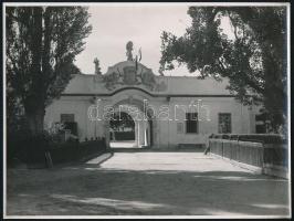 1940 A Bánffy-kastély Bonchidán (Erdély), idegenforgalmi fotó, Magyar Film Iroda Rt. pecséttel jelzett, hátoldalon feliratozott fotója, szép állapotban, 17,5×23,5 cm