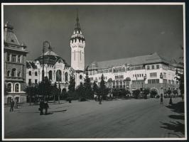 1940 Marosvásárhely (Erdély) kultúrpalota, Magyar Film Iroda Rt. pecséttel jelzett, hátoldalon feliratozott fotója, szép állapotban, 17,5×23,5 cm