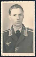 cca 1943 Német Luftwaffe katona, egyenruhában, Vaskereszt 2. osztálya és 1941/42. évi Keleti Téli Hadjárat Emlékérem kitüntetésekkel, fotólap, a hátoldalon feliratozva, jó állapotban, 13,5x8,5 cm