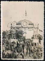 1933 Gödöllő, Cserkész Jamboree, a pesterzsébeti 28. Szent István cserkészcsapat díszkapuja, fotó, a hátoldalon feliratozva, 11,5x8,5 cm