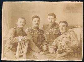 cca 1910-1920 Katonai csoportkép, karddal, kitüntetésekkel (Vaskereszt), keményhátú fotó, szélein körbevágva, hátoldala sérült, 15x11 cm