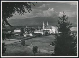 1940 Csíksomlyó (Erdély), idegenforgalmi fotó, Magyar Film Iroda Rt. pecséttel jelzett, hátoldalon feliratozott fotója, szép állapotban, 13×17,5 cm