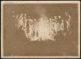cca 1925 Cserkészek tábortűznél, fotó, jó állapotban, 13×18 cm