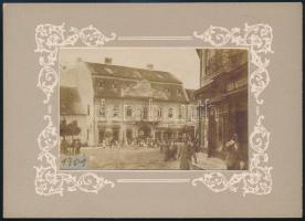1901 Veszprém belvárosi részlet a Vég-féle kávéházzal, Kramer Johan üzletével, eredeti fotó kartonra kasírozva, hátoldalon felirattal, 6,5×10,5 cm