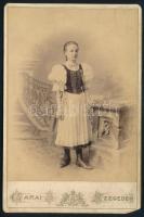 1896 Szeged, lány népviseletben, kokárdával, keményhátú kabinetfotó Garai Ignác műterméből, sarkán kis sérüléssel, 16,5x11 cm