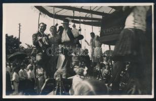 1936 Boldog községi búcsú, Holy Ilonkával a körhintán, hátoldalon feliratozott fotó, 8,5×13,5 cm