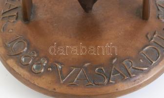 1988. "Szegedi Ipari Vásár 1988 Díj". Bronz, jelzés nélkül, m: 30 cm