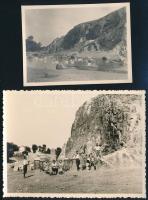 1937 A Kápolnásnyék melletti Nadap községnél található szintezési ősjegy (háromszögelési fix pont) környékéről készített 2 db fotó, hátoldalt felirattal, 6×8,5 és 8,5×11 cm