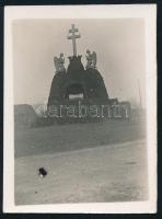 1942 Az 1938-as Eucharisztikus Kongresszusra késíztett dorogi bányász emlékmű(szénoltár)-ről készített fotó, hátoldalon felirattal, 6×4 cm